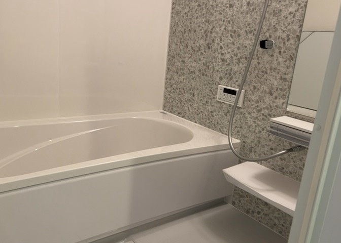 入浴時の快適さも大事なことですが、綺麗な状態を維持できなければ気持ちよく入浴できません。毎日の掃除が楽という点は大事なポイントになります！カビが生えにくく掃除がしやすい、壁や浴槽を選ぶといいでしょう。