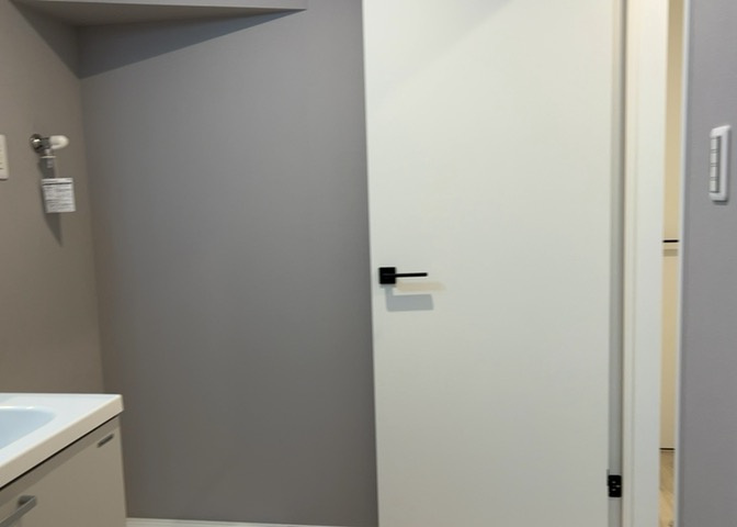 多くの戸建て住宅で見かける洗面脱衣所は、洗面台と洗濯機が2畳ほどのスペースに並べられていて、洗面所が脱衣所を兼ね備えている間取りが一般的です。お客様が利用することもある、パブリックな空間でもあります。