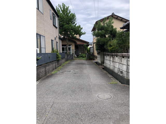 西側　位置指定道路（玄関側）