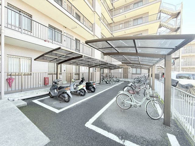 駐輪場は屋根付き！雨からバイクや自転車を守ってくれます！　