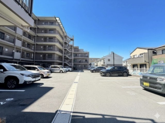 広々とした平面駐車場！　