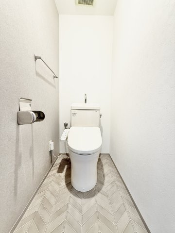 グレーのアクセントクロスがオシャレなトイレはモダンな空間です！　