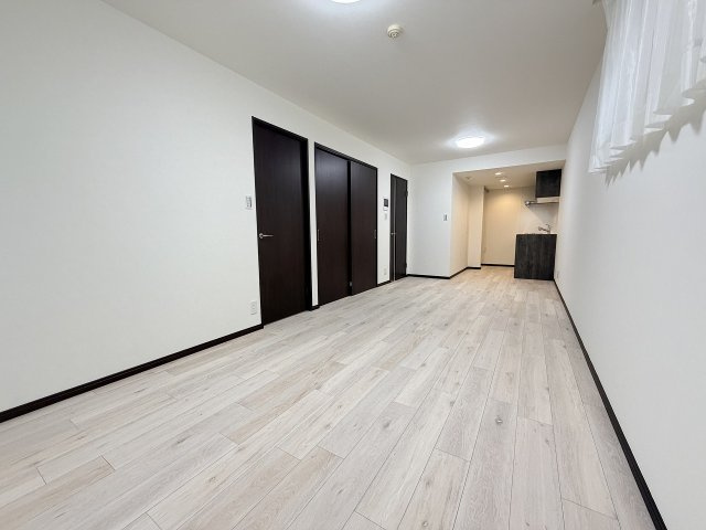 奥行きのある伸びやかな空間設計。明るい床色とダークブラウンの建具が美しいコントラストを織りなす、洗練のリビング。