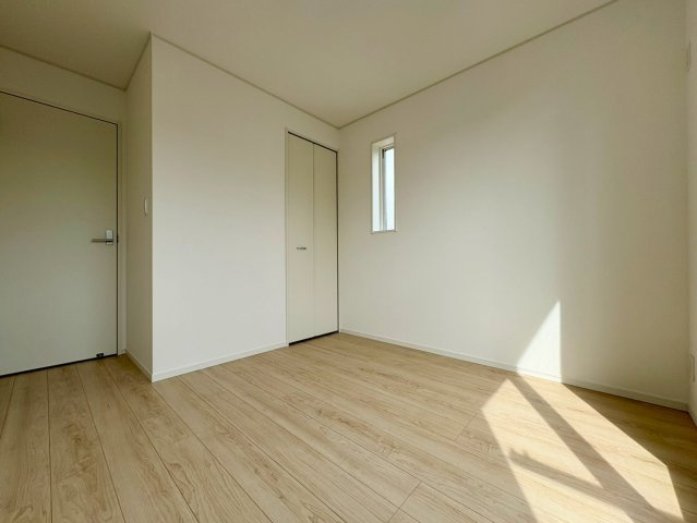 明るい光が差し込む洋室。シンプルで使いやすい空間です