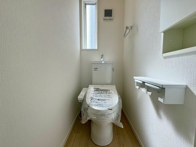 窓付きで換気もしやすい、清潔感あふれるトイレ空間です