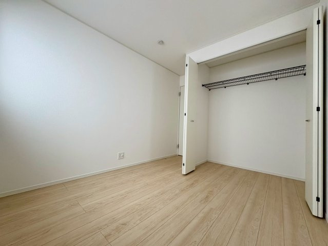 大容量クローゼット付きで、お部屋をすっきり使えるシンプルで使いやすい洋室です