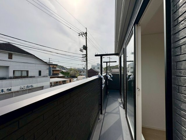 奥行きのあるバルコニーで洗濯物もたっぷり干せます。日当たり・風通しも良好で、家事がはかどる嬉しいスペースです