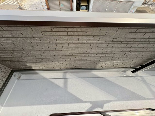 防水性の高いバルコニー床でお手入れもラクラク。排水もしっかり確保されており安心して使える仕様です