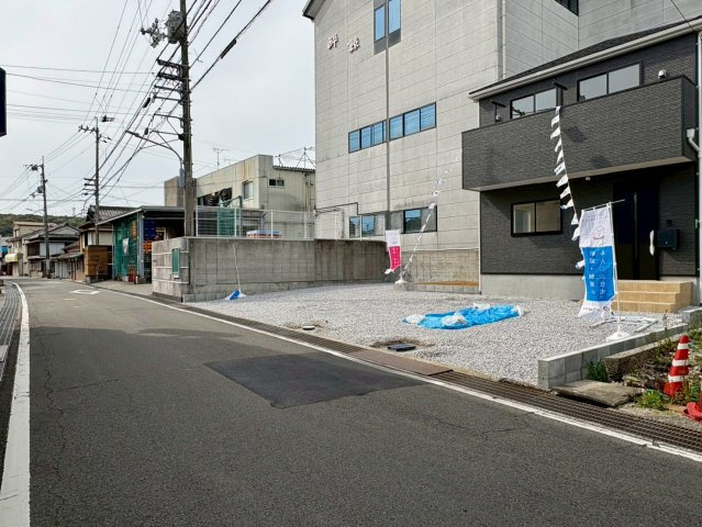 広々とした敷地で駐車もゆったり確保可能。外構次第でさらに使い方が広がる開放的なスペースです