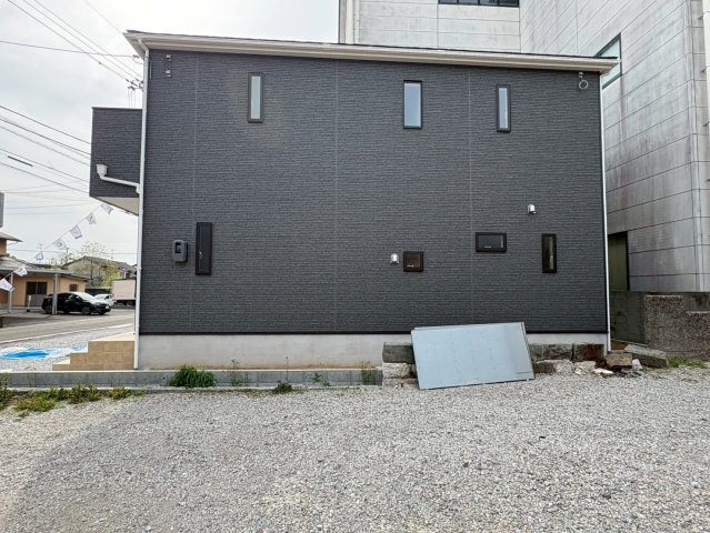 ※4月13日撮影。防犯を意識した窓設計☆