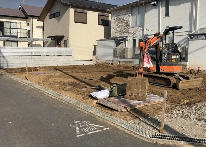 土地の面積＝住宅面積ではありません。建ぺい率の問題などで、土地のある場所によって住宅を建てられる面積は限られています。高さもしかり、「土地」という言葉の中には、建築条件も含まれると考えておきましょう。