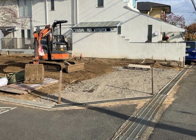 家を建てる場合、方位は要チェックです。現実的に日当たりのよい家ならばリビングは南側、建築基準法でも北側に当たる家への配慮は求められています。土地を見学に行く際は、方位磁針を持って行くようにしましょう。