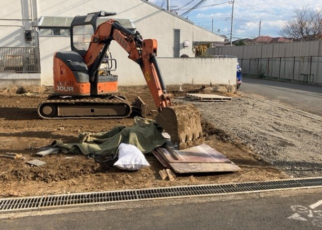 土地の前の道路に消火栓が設置されていることがあります。この場合、道路交通法第45条第1項により、駐車禁止の場所が指定されています。そのため、車庫などの駐車スペースをつくることができない場合があります。