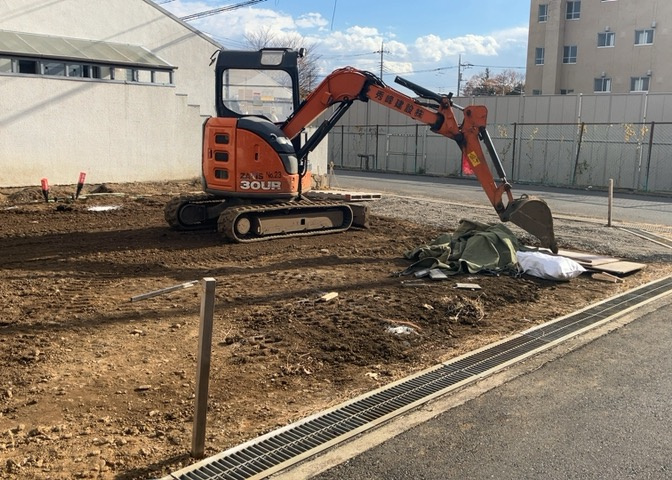 現地に行くなら、物件の周囲の地形がどうなっているかを見ることも大切です。周辺より低くなっている土地では、大雨などで水が集まりやすいため、地盤が弱くなっているということも考えられるため、注意が必要です。