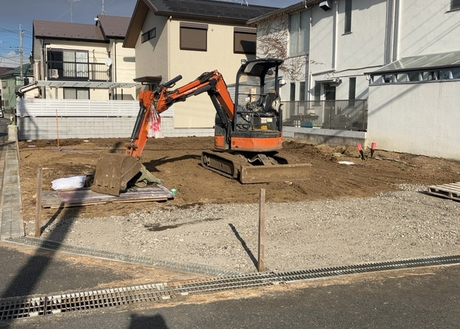 土地購入を検討されている場合、境界杭がない状態で購入してしまうと境界確定測量をする必要があり、費用がかかります。購入の前に、売主、隣土地所有者立ち合いのもと境界を確定し境界杭を設置するのがベストです。