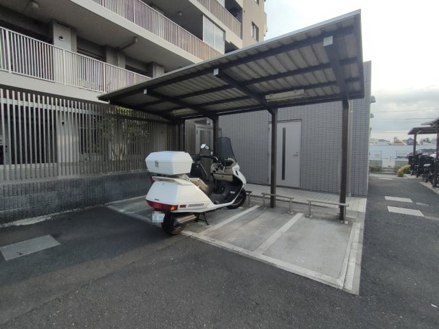 【バイク置き場】