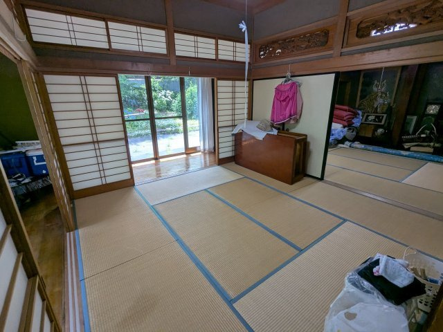 伝統的な欄間や障子が味わい深い和室。縁側からは庭の緑を望め、落ち着いた時間をお過ごしいただけます。