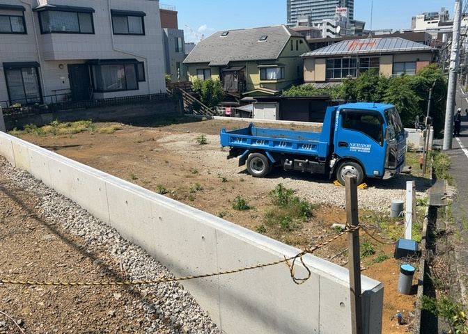 土地の形が極端に長細かったり、狭小地、あるいは道路との高低差がある傾斜地だった場合、後々売ろうとしても買い手がつかない場合もあります。後々、売却することになった時に価値の下がらない土地を選びましょう。