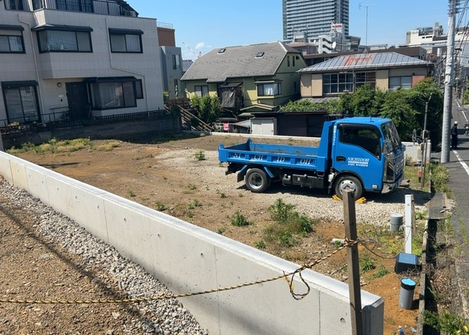 土地の面積＝住宅面積ではありません。建ぺい率の問題などで、土地のある場所によって住宅を建てられる面積は限られています。高さもしかり、「土地」という言葉の中には、建築条件も含まれると考えておきましょう。