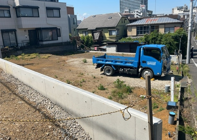 家を建てる場合、方位は要チェックです。現実的に日当たりのよい家ならばリビングは南側、建築基準法でも北側に当たる家への配慮は求められています。土地を見学に行く際は、方位磁針を持って行くようにしましょう。