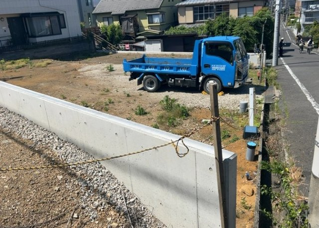 土地を買う際、住む地域の自治体や福祉の補助制度にも注目してみましょう。子供や老人の医療補助やゴミ出しのルールなど、自治体によってルールに大きな違いがあるため、暮らしやすい土地で判断するとよいでしょう。