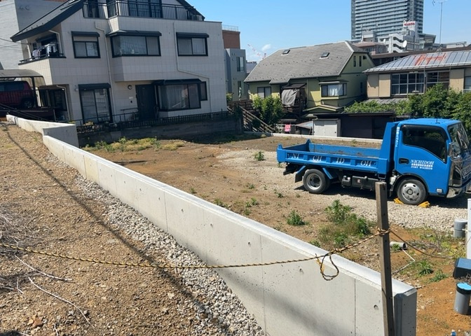 土地の前の道路に消火栓が設置されていることがあります。この場合、道路交通法第45条第1項により、駐車禁止の場所が指定されています。そのため、車庫などの駐車スペースをつくることができない場合があります。