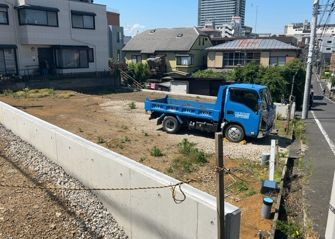 現地に行くなら、物件の周囲の地形がどうなっているかを見ることも大切です。周辺より低くなっている土地では、大雨などで水が集まりやすいため、地盤が弱くなっているということも考えられるため、注意が必要です。