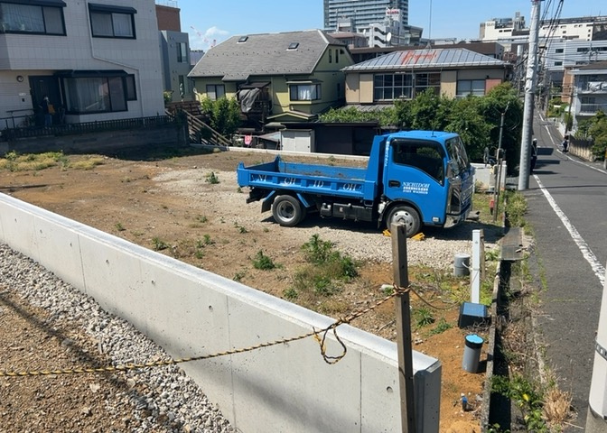 土地購入を検討されている場合、境界杭がない状態で購入してしまうと境界確定測量をする必要があり、費用がかかります。購入の前に、売主、隣土地所有者立ち合いのもと境界を確定し境界杭を設置するのがベストです。