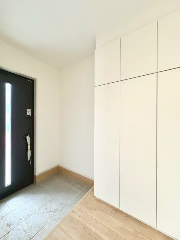 玄関は収納スペースもしっかり確保　いつもきれいな玄関を保つことができます