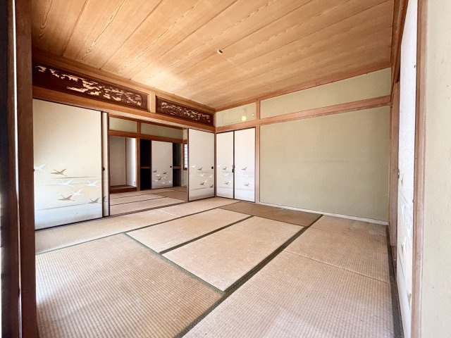 続き間として使える和室空間。襖を開けることで隣の和室とつながり、広々とした空間として利用することができます。来客時の客間や家族の団らんスペースとしても活用可能。