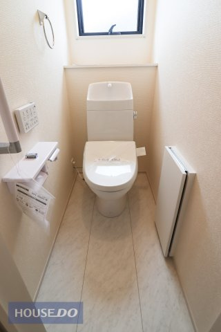 【トイレ】温水洗浄暖房便座付き。2箇所あるので、忙しい朝でも安心♪ほっと一息つけるプライベート空間は広めの設計となっております。
