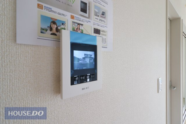 【TVインターホン】カラーの録画機能付きで、不在時の来訪者も確認可能。防犯上はもちろん、お届け物などの把握にも便利！