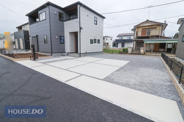 【駐車スペース】広々カースペースを確保しました！来客用としても重宝しますね。家族の出かける時間が異なっても安心です。