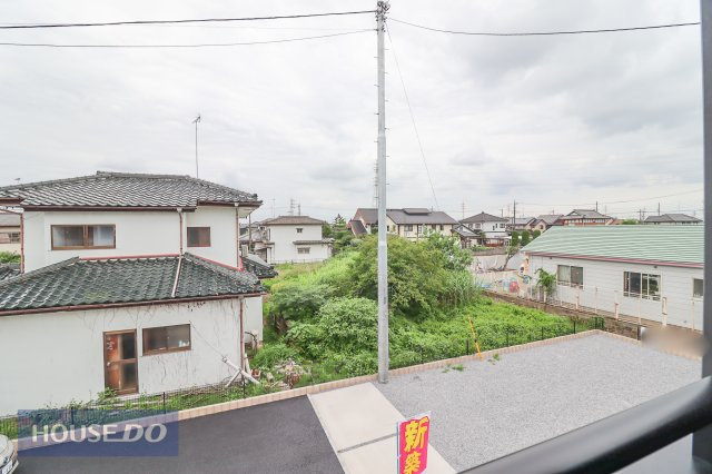 【建物からの眺望】バルコニーからの景色。十分な間隔が確保されております。