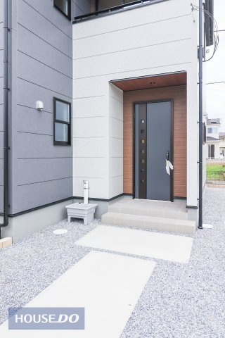 【エントランス】ゆったりとした玄関。奥行きのあるポーチで雨の日も安心です。