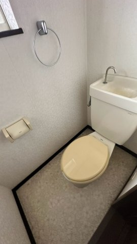 【使い勝手の良い手洗い付き2階トイレ】手洗い一体型タンクやタオル掛けを設置したシンプルな設計。小窓付きで風通しも良好。2階にあることでご家族の生活動線が広がり快適に暮らせます。