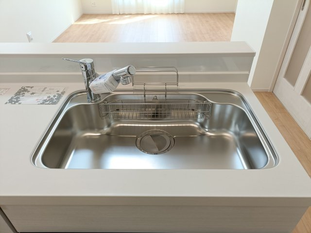 【シンク】　食器洗いもはかどる広々としたシンク。キッチンの蛇口には浄水機能が付いています。