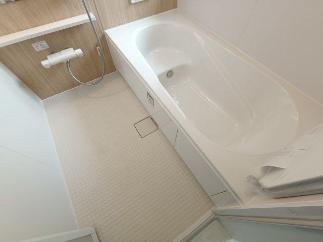 【浴室】　ゆったりとくつろげるバスルーム。追い焚き機能付きでいつでもすぐに温かいお風呂を楽しむことができます。
