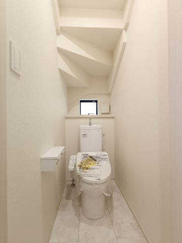 【1階トイレ】　白を基調とした清潔感のあるトイレ。ウォシュレットも付いてますので快適にご使用いただけます。