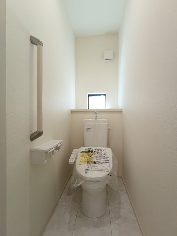 【2階トイレ】　トイレはシンプルなデザイン。毎日使う場所だからこそ、使い勝手を考慮しました。