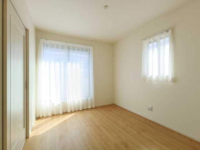 【洋室約5.75帖】　リビングに隣接する居室。陽光が似合う、ナチュラルな装い。様々なインテリアコーディネートを楽しめます。
