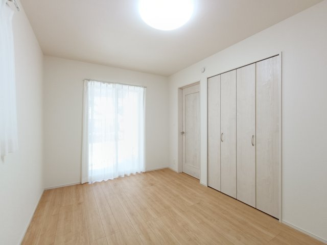 【洋室約6.75帖】　ゆったりサイズの洋室は、主寝室にいかがでしょうか？