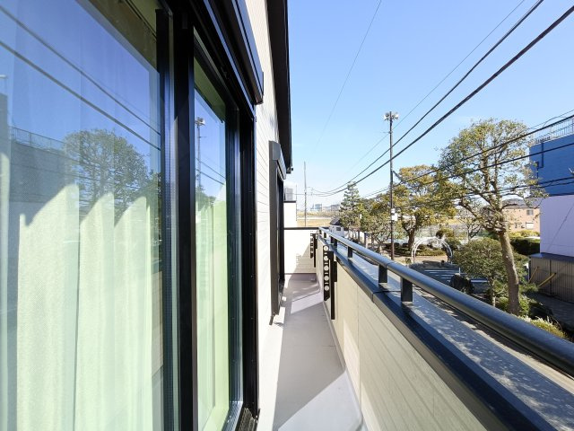 【バルコニー】　南東向きバルコニー。朝日をしっかり浴びることができます。