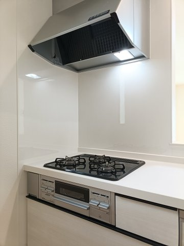 【3口コンロ】　3口コンロ、グリル付きでお料理のレパートリーも増えそうです。