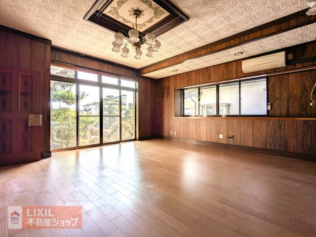 広々とした約12帖のリビングです！　一般的な壁紙ではなく、高級感のある木目の板張りが施されています。