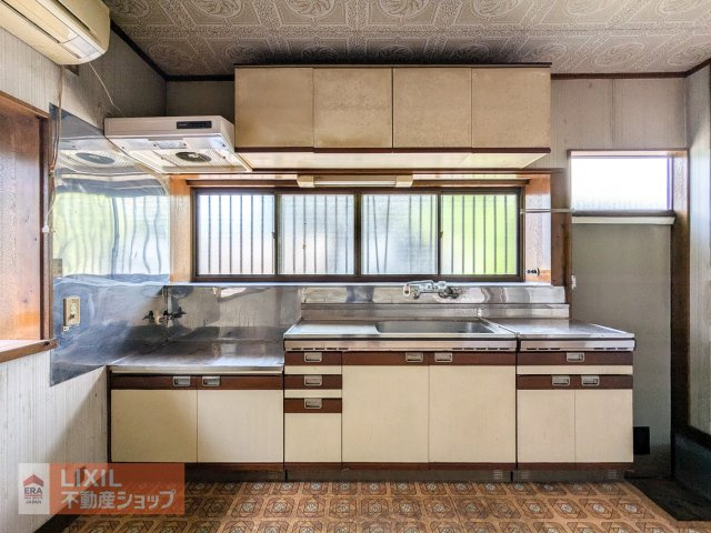 作業スペースがしっかり確保されたキッチンです。　勝手口もあり、ゴミ出し等に便利です♪