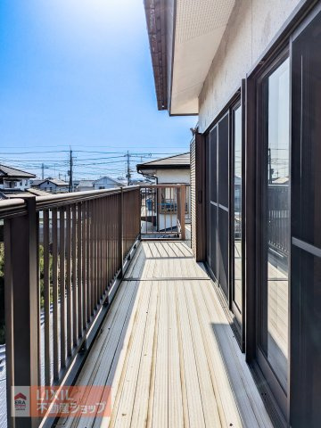 全面がバルコニーになっており、　ご家族分の洗濯物はもちろん、お布団等の大物もしっかり干すことができます！