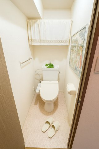 落ち着いた色調のトイレです