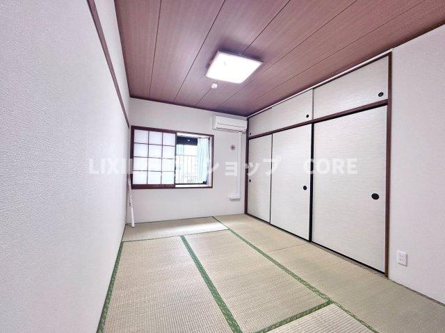 リビングの隣には和室を完備、客間や奥様の休憩場所としても活躍すること間違いなしですね。