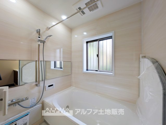 【Water　heater】　◆給湯器◆追い炊き機能付きで、いつでも心地よい温度のお風呂に。家族それぞれの時間に合わせて、ゆったりとくつろげます。　